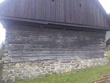 Skanzen Chanovice, 2015- nahrazení poškozených částí dřevěných konstrukcí novými, za použití dobových nástrojů a technik