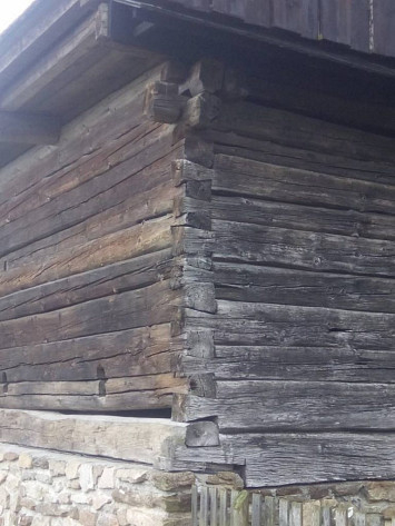 Skanzen Chanovice, 2015- nahrazení poškozených částí dřevěných konstrukcí novými, za použití dobových nástrojů a technik