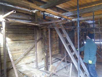 Skanzen Chanovice, 2015- nahrazení poškozených částí dřevěných konstrukcí novými, za použití dobových nástrojů a technik