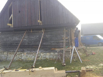 Skanzen Chanovice, 2015- nahrazení poškozených částí dřevěných konstrukcí novými, za použití dobových nástrojů a technik