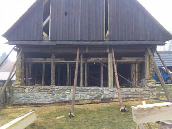 Skanzen Chanovice, 2015- nahrazení poškozených částí dřevěných konstrukcí novými, za použití dobových nástrojů a technik