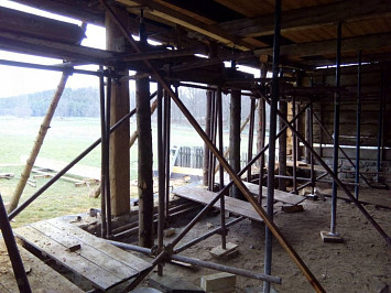Skanzen Chanovice, 2015- nahrazení poškozených částí dřevěných konstrukcí novými, za použití dobových nástrojů a technik