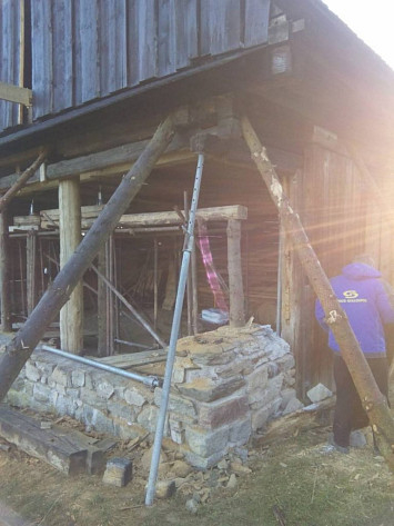 Skanzen Chanovice, 2015- nahrazení poškozených částí dřevěných konstrukcí novými, za použití dobových nástrojů a technik