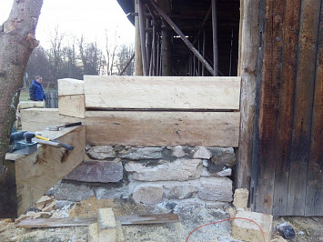 Skanzen Chanovice, 2015- nahrazení poškozených částí dřevěných konstrukcí novými, za použití dobových nástrojů a technik