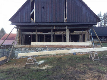 Skanzen Chanovice, 2015- nahrazení poškozených částí dřevěných konstrukcí novými, za použití dobových nástrojů a technik