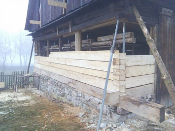 Skanzen Chanovice, 2015- nahrazení poškozených částí dřevěných konstrukcí novými, za použití dobových nástrojů a technik