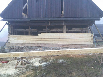 Skanzen Chanovice, 2015- nahrazení poškozených částí dřevěných konstrukcí novými, za použití dobových nástrojů a technik