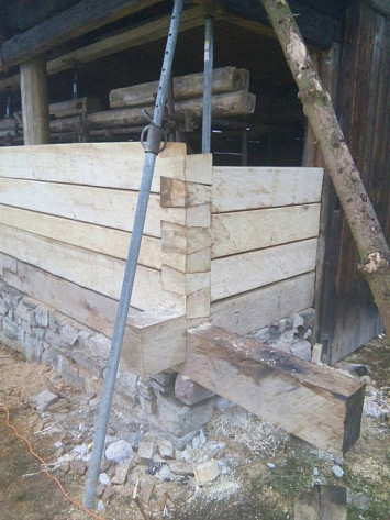 Skanzen Chanovice, 2015- nahrazení poškozených částí dřevěných konstrukcí novými, za použití dobových nástrojů a technik