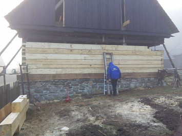 Skanzen Chanovice, 2015- nahrazení poškozených částí dřevěných konstrukcí novými, za použití dobových nástrojů a technik