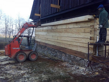 Skanzen Chanovice, 2015- nahrazení poškozených částí dřevěných konstrukcí novými, za použití dobových nástrojů a technik