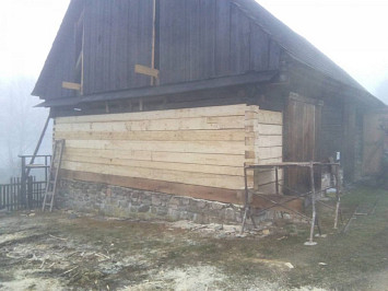 Skanzen Chanovice, 2015- nahrazení poškozených částí dřevěných konstrukcí novými, za použití dobových nástrojů a technik