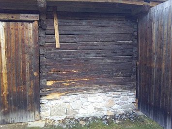 Skanzen Chanovice, 2015- nahrazení poškozených částí dřevěných konstrukcí novými, za použití dobových nástrojů a technik