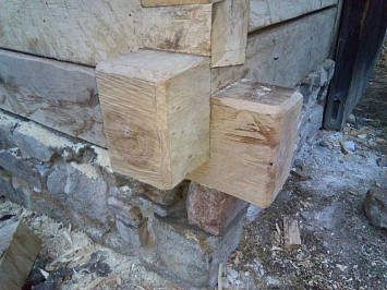 Skanzen Chanovice, 2015- nahrazení poškozených částí dřevěných konstrukcí novými, za použití dobových nástrojů a technik