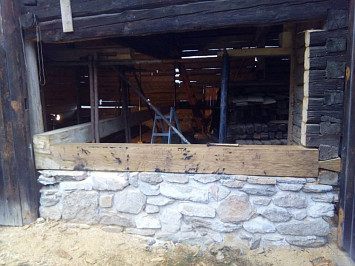 Skanzen Chanovice, 2015- nahrazení poškozených částí dřevěných konstrukcí novými, za použití dobových nástrojů a technik
