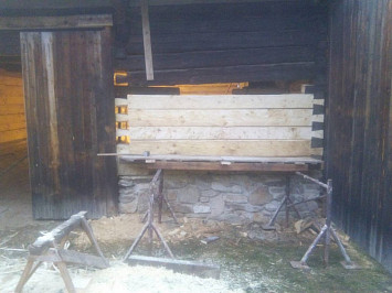 Skanzen Chanovice, 2015- nahrazení poškozených částí dřevěných konstrukcí novými, za použití dobových nástrojů a technik