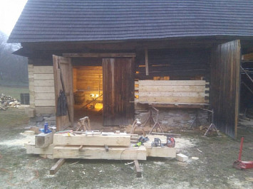 Skanzen Chanovice, 2015- nahrazení poškozených částí dřevěných konstrukcí novými, za použití dobových nástrojů a technik