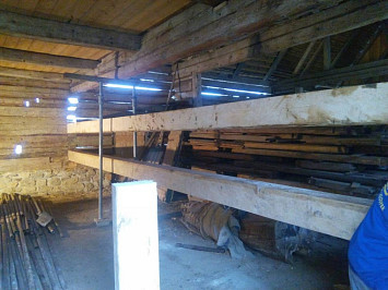 Skanzen Chanovice, 2015- nahrazení poškozených částí dřevěných konstrukcí novými, za použití dobových nástrojů a technik