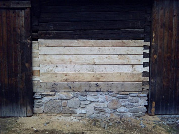 Skanzen Chanovice, 2015- nahrazení poškozených částí dřevěných konstrukcí novými, za použití dobových nástrojů a technik