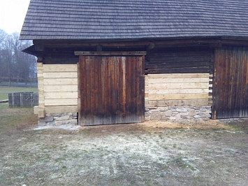 Skanzen Chanovice, 2015- nahrazení poškozených částí dřevěných konstrukcí novými, za použití dobových nástrojů a technik
