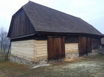 Skanzen Chanovice, 2015- nahrazení poškozených částí dřevěných konstrukcí novými, za použití dobových nástrojů a technik