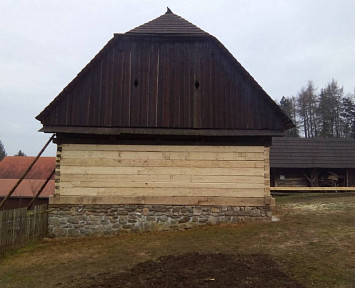 Skanzen Chanovice, 2015- nahrazení poškozených částí dřevěných konstrukcí novými, za použití dobových nástrojů a technik