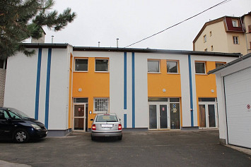 Divadlo Alfa – dílny, Plzeň, 2014- rekonstrukce vnitřních prostor, zateplení fasády a plochých střech, odborná likvidace azbestu