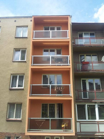 Pod Vrchem 45,47, Plzeň, 2012- hydroizolace balkonů, nová dlažba, zábradlí a nátěr