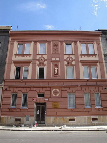 Barrandova 6, Plzeň, 2010- oprava historické fasády, výroba ozdobných soch a reliéfních prvků fasády