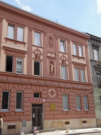 Barrandova 6, Plzeň, 2010- oprava historické fasády, výroba ozdobných soch a reliéfních prvků fasády