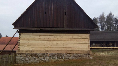 Skanzen Chanovice - nahrazení poškozených částí dřevěných konstrukcí novými