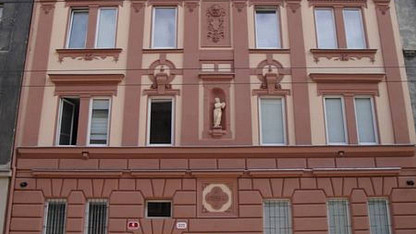 Barrandova 6, Plzeň, 2010- oprava historické fasády, výroba ozdobných soch a reliéfních prvků fasády