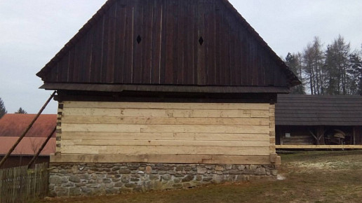 Skanzen Chanovice - nahrazení poškozených částí dřevěných konstrukcí novými