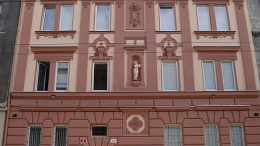 Barrandova 6, Plzeň, 2010- oprava historické fasády, výroba ozdobných soch a reliéfních prvků fasády